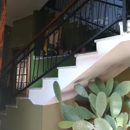 Yellow House Apartment *