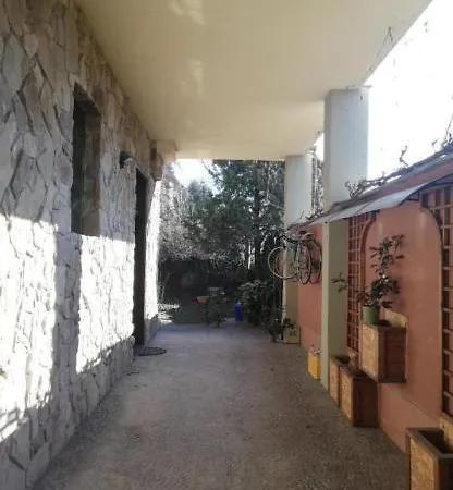 Yellow House Apartment *