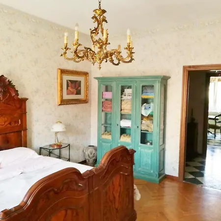 Yellow House Apartment Turin